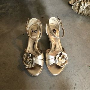 Sofft women’s sandals with flower detailing